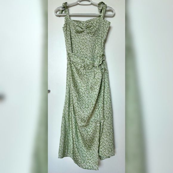 Petite Studio Dresses & Skirts - ✨HOST PICK✨ Petite Studio Floral Faux Wrap Midi Dress with Faux Pearl Leg Slit